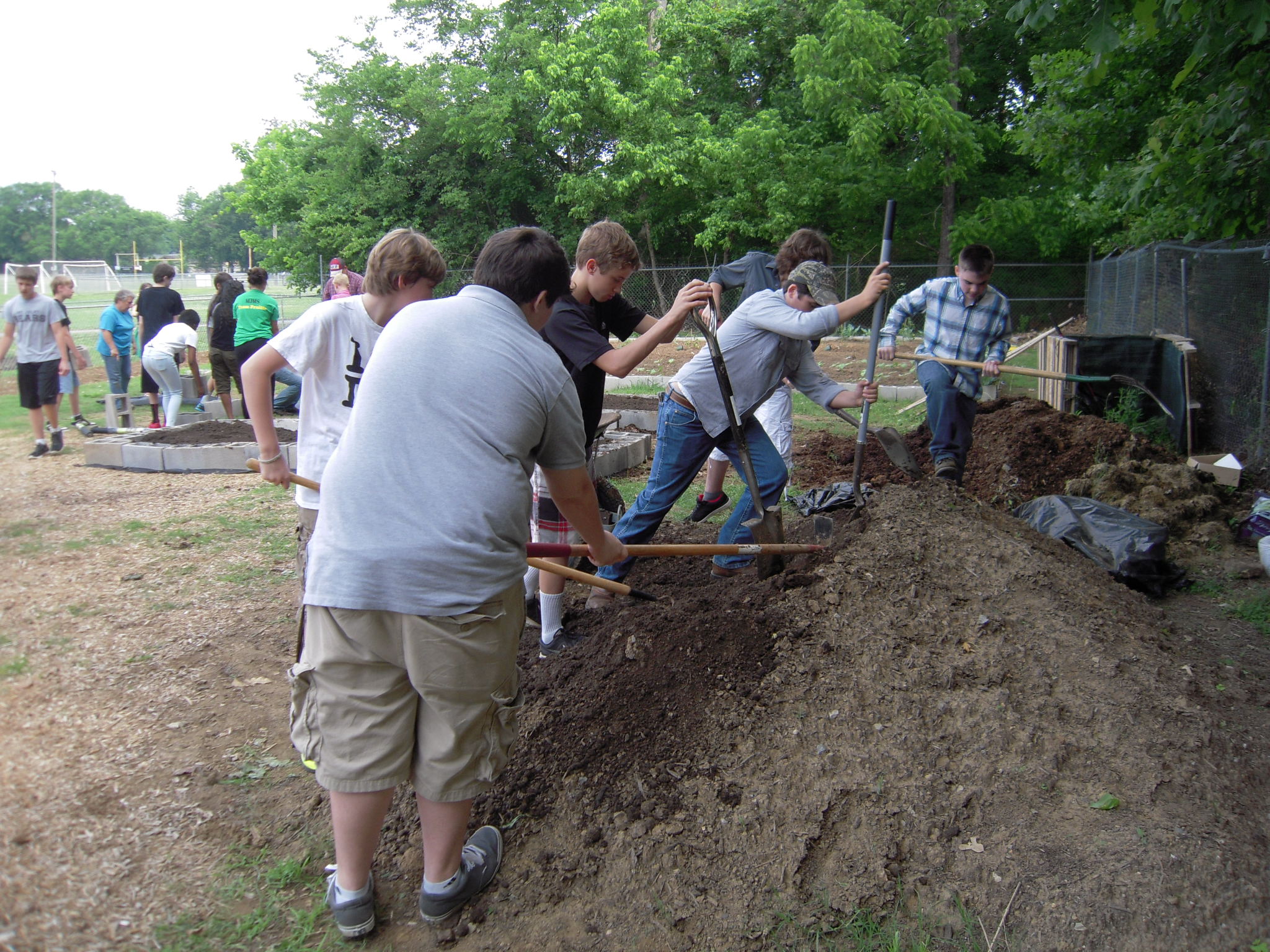 Mt. Juliet Middle School FFA Students Build Garden for TN Fisher House ...